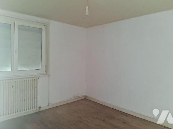 Proche de toutes commodités, maison comprenant:
- Au rez-de-chaussée : une entrée, un WC,  un ...
