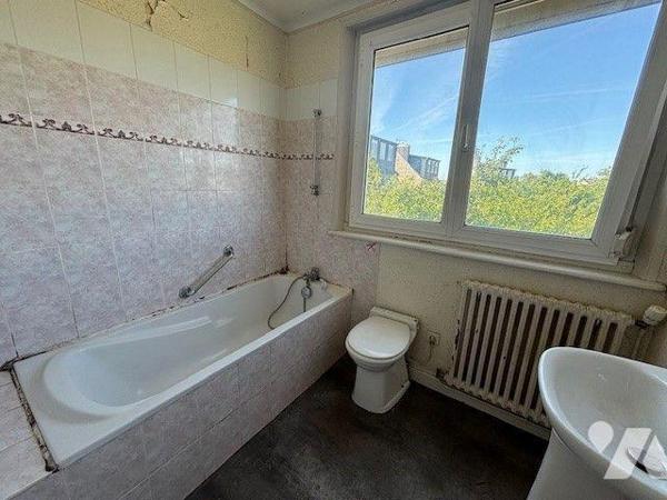 Proche de toutes commodités, maison comprenant:
- Au rez-de-chaussée : une entrée, un WC,  un ...