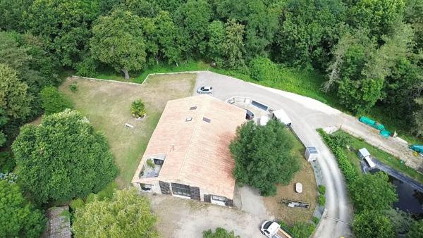 Magnifique grange en pierre rénovée sur plus de 2 970 m² de terrain