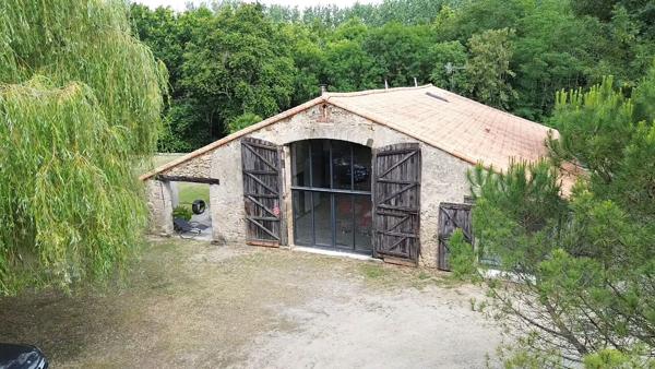 Magnifique grange en pierre rénovée sur plus de 2 970 m² de terrain