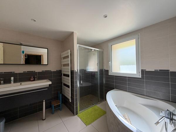 Magnifique grange en pierre rénovée sur plus de 2 970 m² de terrain