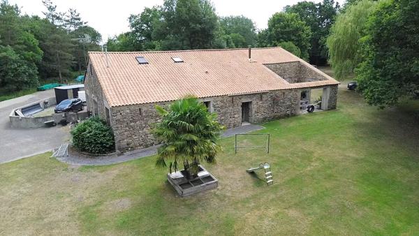 Magnifique grange en pierre rénovée sur plus de 2 970 m² de terrain