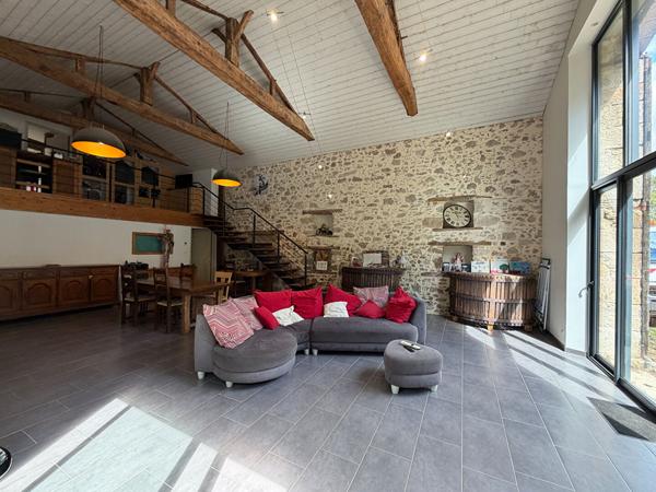 Magnifique grange en pierre rénovée sur plus de 2 970 m² de terrain
