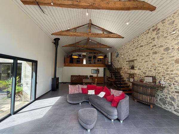 Magnifique grange en pierre rénovée sur plus de 2 970 m² de terrain