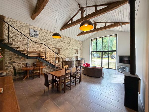 Magnifique grange en pierre rénovée sur plus de 2 970 m² de terrain