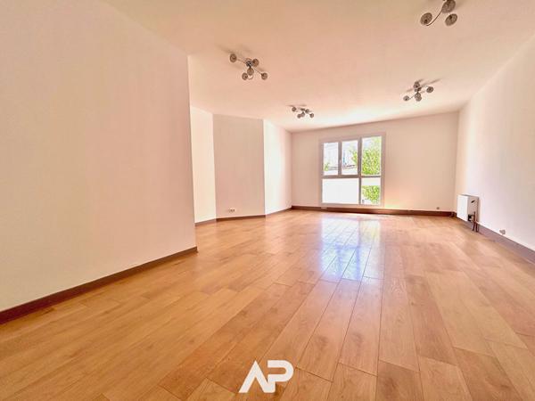 T4 avec ascenseur et parking ! Hyper centre de La Rochelle €520 750 ** - Référence MR627ED2-34