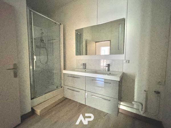 T4 avec ascenseur et parking ! Hyper centre de La Rochelle €520 750 ** - Référence MR627ED2-34