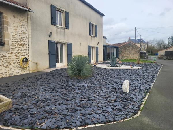 Maison à vendre 9 pièces AIRVAULT (79) Terrain clos 1208 m²