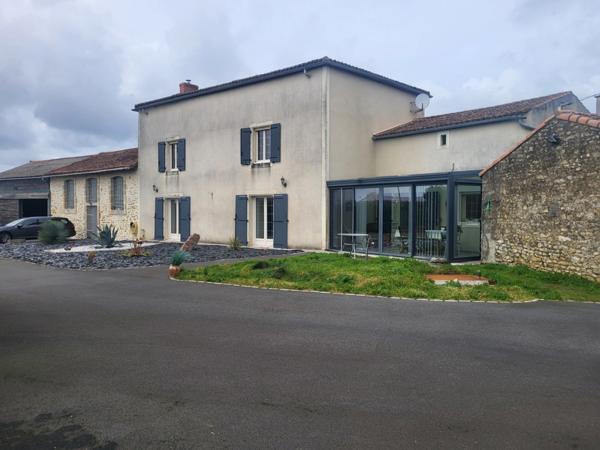 Maison à vendre 9 pièces AIRVAULT (79) Terrain clos 1208 m²