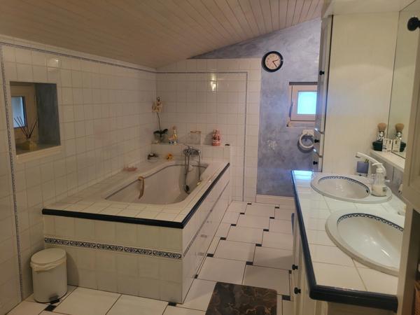 Maison à vendre 9 pièces AIRVAULT (79) Terrain clos 1208 m²