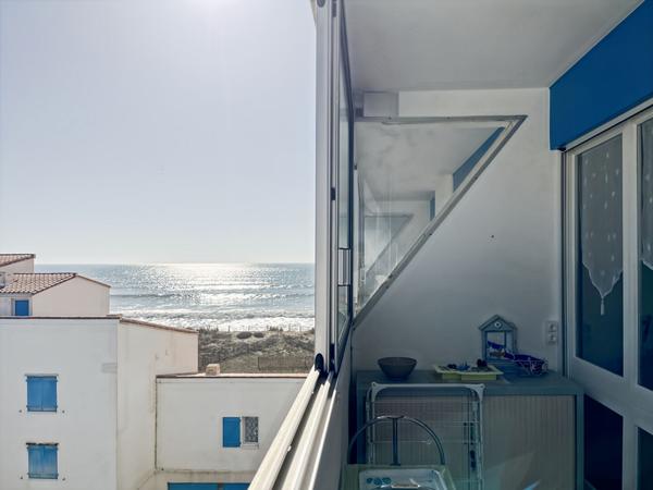 Appartement 2 pièce(s) entièrement rénové avec un garage dans la résidence.