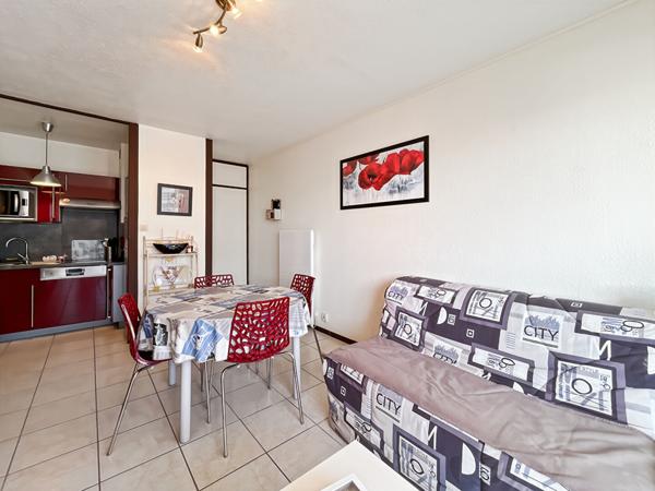 Appartement 2 pièce(s) entièrement rénové avec un garage dans la résidence.