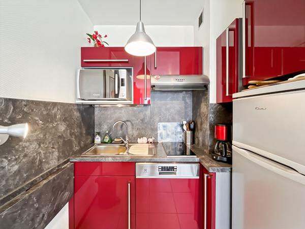 Appartement 2 pièce(s) entièrement rénové avec un garage dans la résidence.