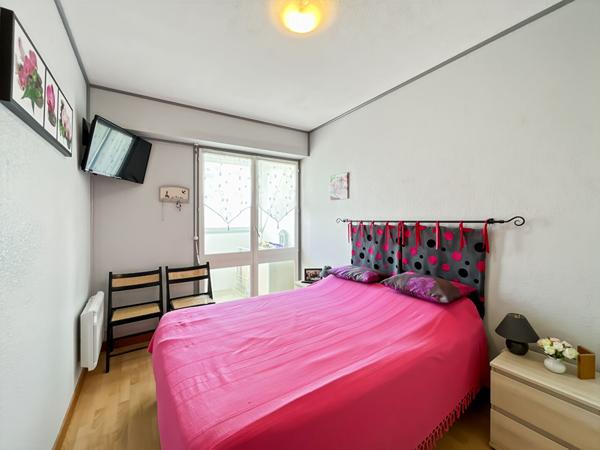 Appartement 2 pièce(s) entièrement rénové avec un garage dans la résidence.