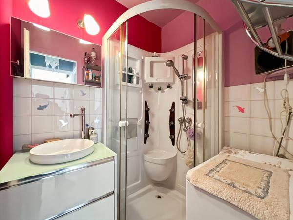 Appartement 2 pièce(s) entièrement rénové avec un garage dans la résidence.