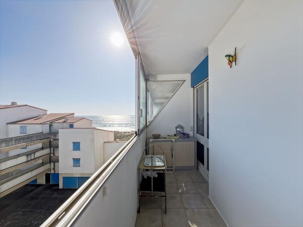 Appartement 2 pièce(s) entièrement rénové avec un garage dans la résidence.