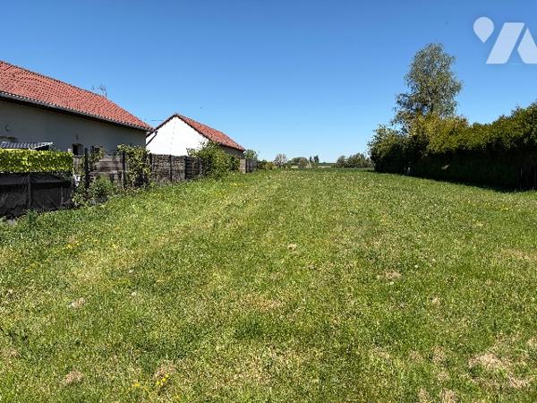 Superbe terrain de 1431 m² avec une façade d'environ 18 m en zone UC pour l'intégralité.
