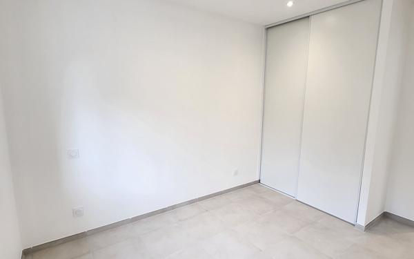 Maison à louer    4 pièces •  Uzer