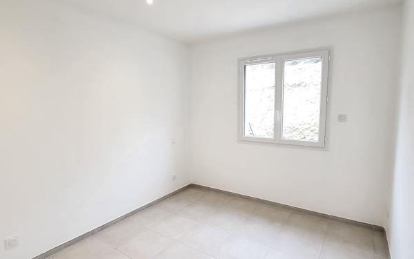 Maison à louer    4 pièces •  Uzer