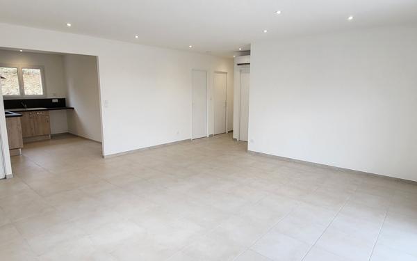 Maison à louer    4 pièces •  Uzer