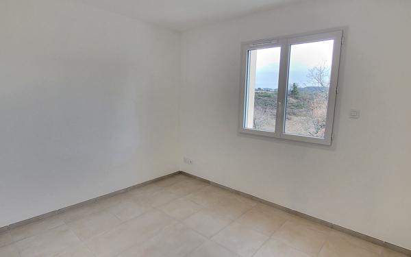 Maison à louer    4 pièces •  Uzer