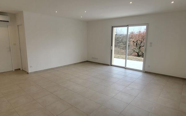 Maison à louer    4 pièces •  Uzer