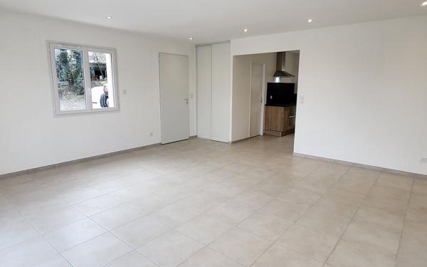 Maison à louer    4 pièces •  Uzer