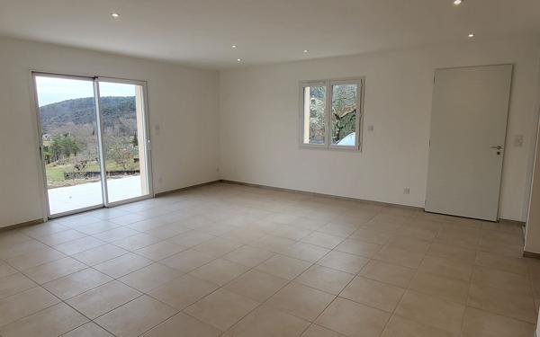 Maison à louer    4 pièces •  Uzer