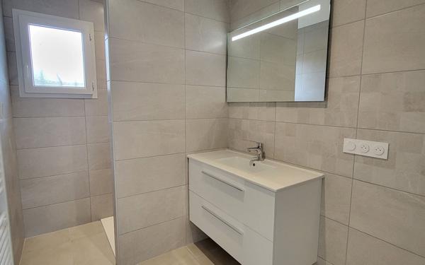 Maison à louer    4 pièces •  Uzer