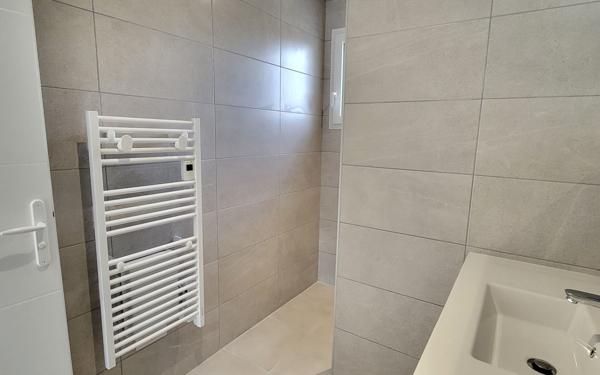 Maison à louer    4 pièces •  Uzer