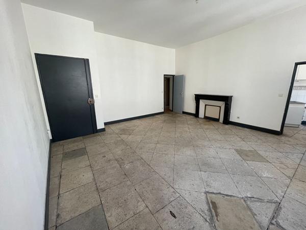 Appartement T2 Nimes face à la mairie