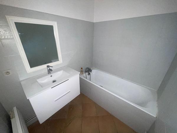 Appartement T2 Nimes face à la mairie