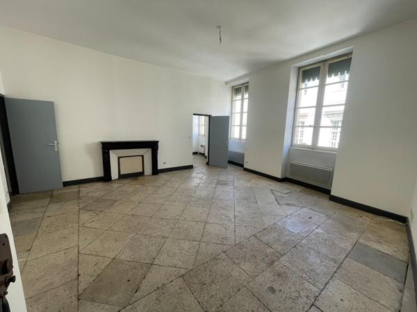 Appartement T2 Nimes face à la mairie