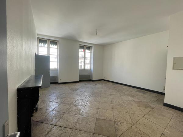 Appartement T2 Nimes face à la mairie