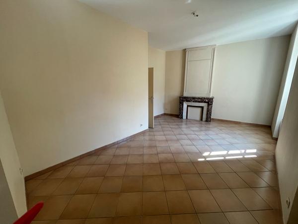 Appartement T2 Nimes face à la mairie