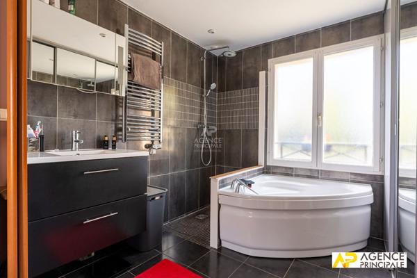 Maison -140 m2 - Petit parc - piscine - 4 chambres €1 470 000 ** - Référence 4660
