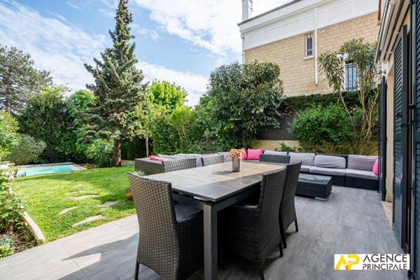 Maison -140 m2 - Petit parc - piscine - 4 chambres €1 470 000 ** - Référence 4660