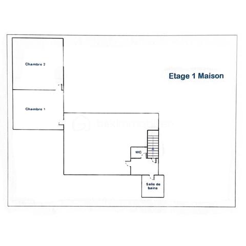 À vendre, cette maison en pierre de 101 m² située dans le hameau de La Vayssière, à l’entrée de Flavin.
Elle bénéficie d’un environnement calme tout en restant proche du village et à quelques minutes de Rodez.

La maison comprend un sous-sol, puis au niveau principal les pièces de vie : une entrée, une cuisine-séjour ouvrant sur un salon, ainsi qu’une chambre et une salle de bain.
À l’étage, les combles aménagés accueillent trois pièces supplémentaires.

La maison offre de beaux éléments anciens. L’intérieur, encore dans son jus, est habitable mais demandera un rafraîchissement.
À l’extérieur, un terrain de 850 m² et une dépendance en pierre complètent l’ensemble.