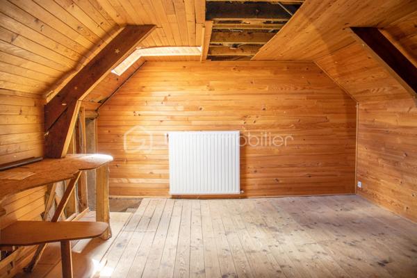 À vendre, cette maison en pierre de 101 m² située dans le hameau de La Vayssière, à l’entrée de Flavin.
Elle bénéficie d’un environnement calme tout en restant proche du village et à quelques minutes de Rodez.

La maison comprend un sous-sol, puis au niveau principal les pièces de vie : une entrée, une cuisine-séjour ouvrant sur un salon, ainsi qu’une chambre et une salle de bain.
À l’étage, les combles aménagés accueillent trois pièces supplémentaires.

La maison offre de beaux éléments anciens. L’intérieur, encore dans son jus, est habitable mais demandera un rafraîchissement.
À l’extérieur, un terrain de 850 m² et une dépendance en pierre complètent l’ensemble.