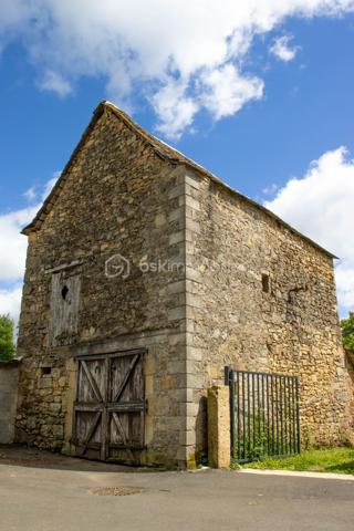 À vendre, cette maison en pierre de 101 m² située dans le hameau de La Vayssière, à l’entrée de Flavin.
Elle bénéficie d’un environnement calme tout en restant proche du village et à quelques minutes de Rodez.

La maison comprend un sous-sol, puis au niveau principal les pièces de vie : une entrée, une cuisine-séjour ouvrant sur un salon, ainsi qu’une chambre et une salle de bain.
À l’étage, les combles aménagés accueillent trois pièces supplémentaires.

La maison offre de beaux éléments anciens. L’intérieur, encore dans son jus, est habitable mais demandera un rafraîchissement.
À l’extérieur, un terrain de 850 m² et une dépendance en pierre complètent l’ensemble.