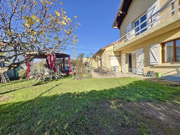 Maison de ville avec garage et jardin