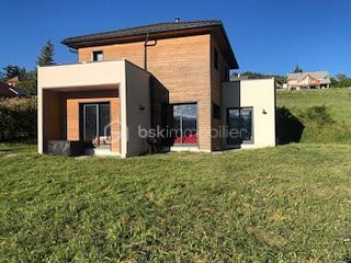 Située à la Roche des Arnauds 10 mn Gap 
Venez visiter sans tarder cette belle maison contemporaine de 116 m² habitables , achevée en 2018 , située dans un quartier calme et recherché du village de la Roche des Arnauds , proche de toutes commodités . 
Achevée en 2018 la maison bénéficie de tout le confort moderne , au calme , avec vue dégagée . 
En RDC une belle pièce de vie avec cuisine équipée , îlot central , coin salon avec poêle à granulé , un cellier buanderie ainsi que des WC . 
Sur ce plain pied vous trouverez également une chambre parentale , avec dressing et salle de bain douche . 
A l'étage 3 belles chambres , dont 2 avec grands placards et une autre avec espace dressing à aménager , une salle de bain avec baignoire et double vasque ainsi que des WC . 
Le bien est complété par un grand jardin d'environ 1100 m² , le jardin reste à aménager et à clôturer , clôture , ainsi que le portail avec motorisation fournis par les propriétaires . Il est exposé Sud Ouest , qui permet de bénéficier du soleil toute la journée et de superbes coucher de soleil le soir . 
La maison est très lumineuse et bénéficie d'une triple exposition . 
Fenêtres double vitrage PVC , volets roulants , chauffage poêle à granulé et radiateurs électrique pour les chambres . 
Aux normes RT 2012 , la maison est peu couteuse au niveau énergie . 
Taxe foncière 1700 euros . 
A visiter au plus vite !!