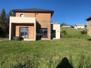 Située à la Roche des Arnauds 10 mn Gap 
Venez visiter sans tarder cette belle maison contemporaine de 116 m² habitables , achevée en 2018 , située dans un quartier calme et recherché du village de la Roche des Arnauds , proche de toutes commodités . 
Achevée en 2018 la maison bénéficie de tout le confort moderne , au calme , avec vue dégagée . 
En RDC une belle pièce de vie avec cuisine équipée , îlot central , coin salon avec poêle à granulé , un cellier buanderie ainsi que des WC . 
Sur ce plain pied vous trouverez également une chambre parentale , avec dressing et salle de bain douche . 
A l'étage 3 belles chambres , dont 2 avec grands placards et une autre avec espace dressing à aménager , une salle de bain avec baignoire et double vasque ainsi que des WC . 
Le bien est complété par un grand jardin d'environ 1100 m² , le jardin reste à aménager et à clôturer , clôture , ainsi que le portail avec motorisation fournis par les propriétaires . Il est exposé Sud Ouest , qui permet de bénéficier du soleil toute la journée et de superbes coucher de soleil le soir . 
La maison est très lumineuse et bénéficie d'une triple exposition . 
Fenêtres double vitrage PVC , volets roulants , chauffage poêle à granulé et radiateurs électrique pour les chambres . 
Aux normes RT 2012 , la maison est peu couteuse au niveau énergie . 
Taxe foncière 1700 euros . 
A visiter au plus vite !!