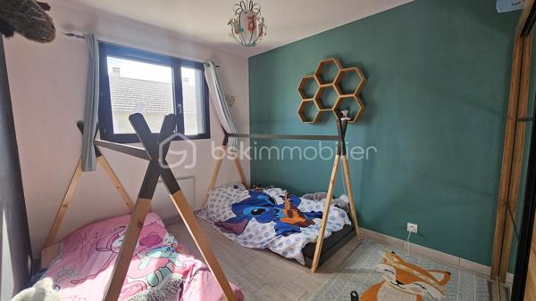 Située à la Roche des Arnauds 10 mn Gap 
Venez visiter sans tarder cette belle maison contemporaine de 116 m² habitables , achevée en 2018 , située dans un quartier calme et recherché du village de la Roche des Arnauds , proche de toutes commodités . 
Achevée en 2018 la maison bénéficie de tout le confort moderne , au calme , avec vue dégagée . 
En RDC une belle pièce de vie avec cuisine équipée , îlot central , coin salon avec poêle à granulé , un cellier buanderie ainsi que des WC . 
Sur ce plain pied vous trouverez également une chambre parentale , avec dressing et salle de bain douche . 
A l'étage 3 belles chambres , dont 2 avec grands placards et une autre avec espace dressing à aménager , une salle de bain avec baignoire et double vasque ainsi que des WC . 
Le bien est complété par un grand jardin d'environ 1100 m² , le jardin reste à aménager et à clôturer , clôture , ainsi que le portail avec motorisation fournis par les propriétaires . Il est exposé Sud Ouest , qui permet de bénéficier du soleil toute la journée et de superbes coucher de soleil le soir . 
La maison est très lumineuse et bénéficie d'une triple exposition . 
Fenêtres double vitrage PVC , volets roulants , chauffage poêle à granulé et radiateurs électrique pour les chambres . 
Aux normes RT 2012 , la maison est peu couteuse au niveau énergie . 
Taxe foncière 1700 euros . 
A visiter au plus vite !!