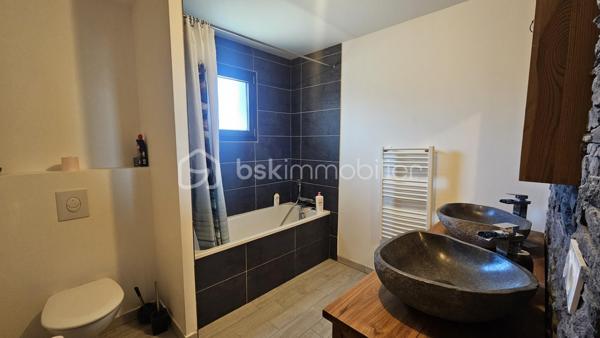 Située à la Roche des Arnauds 10 mn Gap 
Venez visiter sans tarder cette belle maison contemporaine de 116 m² habitables , achevée en 2018 , située dans un quartier calme et recherché du village de la Roche des Arnauds , proche de toutes commodités . 
Achevée en 2018 la maison bénéficie de tout le confort moderne , au calme , avec vue dégagée . 
En RDC une belle pièce de vie avec cuisine équipée , îlot central , coin salon avec poêle à granulé , un cellier buanderie ainsi que des WC . 
Sur ce plain pied vous trouverez également une chambre parentale , avec dressing et salle de bain douche . 
A l'étage 3 belles chambres , dont 2 avec grands placards et une autre avec espace dressing à aménager , une salle de bain avec baignoire et double vasque ainsi que des WC . 
Le bien est complété par un grand jardin d'environ 1100 m² , le jardin reste à aménager et à clôturer , clôture , ainsi que le portail avec motorisation fournis par les propriétaires . Il est exposé Sud Ouest , qui permet de bénéficier du soleil toute la journée et de superbes coucher de soleil le soir . 
La maison est très lumineuse et bénéficie d'une triple exposition . 
Fenêtres double vitrage PVC , volets roulants , chauffage poêle à granulé et radiateurs électrique pour les chambres . 
Aux normes RT 2012 , la maison est peu couteuse au niveau énergie . 
Taxe foncière 1700 euros . 
A visiter au plus vite !!