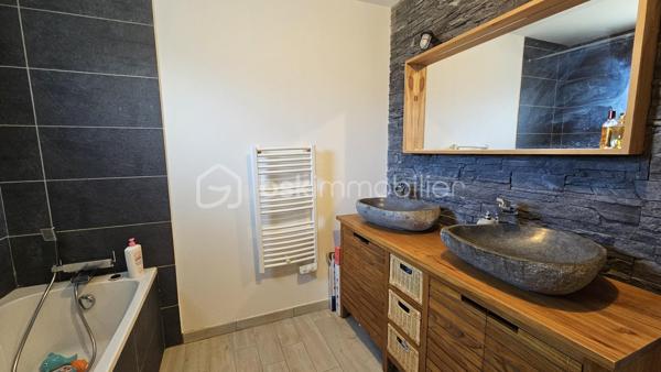 Située à la Roche des Arnauds 10 mn Gap 
Venez visiter sans tarder cette belle maison contemporaine de 116 m² habitables , achevée en 2018 , située dans un quartier calme et recherché du village de la Roche des Arnauds , proche de toutes commodités . 
Achevée en 2018 la maison bénéficie de tout le confort moderne , au calme , avec vue dégagée . 
En RDC une belle pièce de vie avec cuisine équipée , îlot central , coin salon avec poêle à granulé , un cellier buanderie ainsi que des WC . 
Sur ce plain pied vous trouverez également une chambre parentale , avec dressing et salle de bain douche . 
A l'étage 3 belles chambres , dont 2 avec grands placards et une autre avec espace dressing à aménager , une salle de bain avec baignoire et double vasque ainsi que des WC . 
Le bien est complété par un grand jardin d'environ 1100 m² , le jardin reste à aménager et à clôturer , clôture , ainsi que le portail avec motorisation fournis par les propriétaires . Il est exposé Sud Ouest , qui permet de bénéficier du soleil toute la journée et de superbes coucher de soleil le soir . 
La maison est très lumineuse et bénéficie d'une triple exposition . 
Fenêtres double vitrage PVC , volets roulants , chauffage poêle à granulé et radiateurs électrique pour les chambres . 
Aux normes RT 2012 , la maison est peu couteuse au niveau énergie . 
Taxe foncière 1700 euros . 
A visiter au plus vite !!