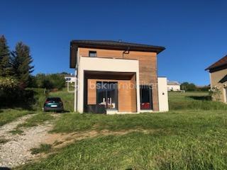 Située à la Roche des Arnauds 10 mn Gap 
Venez visiter sans tarder cette belle maison contemporaine de 116 m² habitables , achevée en 2018 , située dans un quartier calme et recherché du village de la Roche des Arnauds , proche de toutes commodités . 
Achevée en 2018 la maison bénéficie de tout le confort moderne , au calme , avec vue dégagée . 
En RDC une belle pièce de vie avec cuisine équipée , îlot central , coin salon avec poêle à granulé , un cellier buanderie ainsi que des WC . 
Sur ce plain pied vous trouverez également une chambre parentale , avec dressing et salle de bain douche . 
A l'étage 3 belles chambres , dont 2 avec grands placards et une autre avec espace dressing à aménager , une salle de bain avec baignoire et double vasque ainsi que des WC . 
Le bien est complété par un grand jardin d'environ 1100 m² , le jardin reste à aménager et à clôturer , clôture , ainsi que le portail avec motorisation fournis par les propriétaires . Il est exposé Sud Ouest , qui permet de bénéficier du soleil toute la journée et de superbes coucher de soleil le soir . 
La maison est très lumineuse et bénéficie d'une triple exposition . 
Fenêtres double vitrage PVC , volets roulants , chauffage poêle à granulé et radiateurs électrique pour les chambres . 
Aux normes RT 2012 , la maison est peu couteuse au niveau énergie . 
Taxe foncière 1700 euros . 
A visiter au plus vite !!