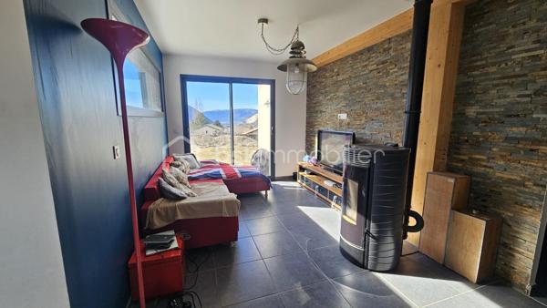 Située à la Roche des Arnauds 10 mn Gap 
Venez visiter sans tarder cette belle maison contemporaine de 116 m² habitables , achevée en 2018 , située dans un quartier calme et recherché du village de la Roche des Arnauds , proche de toutes commodités . 
Achevée en 2018 la maison bénéficie de tout le confort moderne , au calme , avec vue dégagée . 
En RDC une belle pièce de vie avec cuisine équipée , îlot central , coin salon avec poêle à granulé , un cellier buanderie ainsi que des WC . 
Sur ce plain pied vous trouverez également une chambre parentale , avec dressing et salle de bain douche . 
A l'étage 3 belles chambres , dont 2 avec grands placards et une autre avec espace dressing à aménager , une salle de bain avec baignoire et double vasque ainsi que des WC . 
Le bien est complété par un grand jardin d'environ 1100 m² , le jardin reste à aménager et à clôturer , clôture , ainsi que le portail avec motorisation fournis par les propriétaires . Il est exposé Sud Ouest , qui permet de bénéficier du soleil toute la journée et de superbes coucher de soleil le soir . 
La maison est très lumineuse et bénéficie d'une triple exposition . 
Fenêtres double vitrage PVC , volets roulants , chauffage poêle à granulé et radiateurs électrique pour les chambres . 
Aux normes RT 2012 , la maison est peu couteuse au niveau énergie . 
Taxe foncière 1700 euros . 
A visiter au plus vite !!