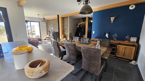 Située à la Roche des Arnauds 10 mn Gap 
Venez visiter sans tarder cette belle maison contemporaine de 116 m² habitables , achevée en 2018 , située dans un quartier calme et recherché du village de la Roche des Arnauds , proche de toutes commodités . 
Achevée en 2018 la maison bénéficie de tout le confort moderne , au calme , avec vue dégagée . 
En RDC une belle pièce de vie avec cuisine équipée , îlot central , coin salon avec poêle à granulé , un cellier buanderie ainsi que des WC . 
Sur ce plain pied vous trouverez également une chambre parentale , avec dressing et salle de bain douche . 
A l'étage 3 belles chambres , dont 2 avec grands placards et une autre avec espace dressing à aménager , une salle de bain avec baignoire et double vasque ainsi que des WC . 
Le bien est complété par un grand jardin d'environ 1100 m² , le jardin reste à aménager et à clôturer , clôture , ainsi que le portail avec motorisation fournis par les propriétaires . Il est exposé Sud Ouest , qui permet de bénéficier du soleil toute la journée et de superbes coucher de soleil le soir . 
La maison est très lumineuse et bénéficie d'une triple exposition . 
Fenêtres double vitrage PVC , volets roulants , chauffage poêle à granulé et radiateurs électrique pour les chambres . 
Aux normes RT 2012 , la maison est peu couteuse au niveau énergie . 
Taxe foncière 1700 euros . 
A visiter au plus vite !!