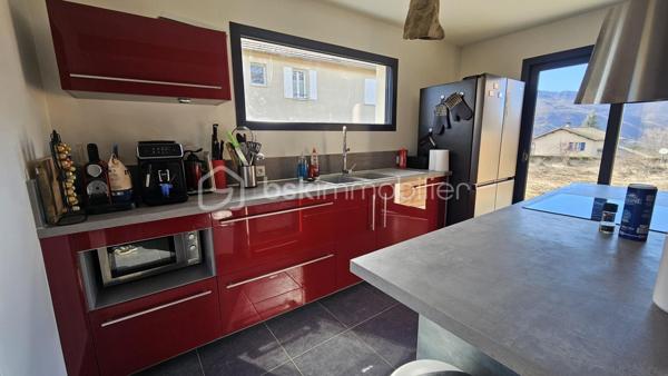 Située à la Roche des Arnauds 10 mn Gap 
Venez visiter sans tarder cette belle maison contemporaine de 116 m² habitables , achevée en 2018 , située dans un quartier calme et recherché du village de la Roche des Arnauds , proche de toutes commodités . 
Achevée en 2018 la maison bénéficie de tout le confort moderne , au calme , avec vue dégagée . 
En RDC une belle pièce de vie avec cuisine équipée , îlot central , coin salon avec poêle à granulé , un cellier buanderie ainsi que des WC . 
Sur ce plain pied vous trouverez également une chambre parentale , avec dressing et salle de bain douche . 
A l'étage 3 belles chambres , dont 2 avec grands placards et une autre avec espace dressing à aménager , une salle de bain avec baignoire et double vasque ainsi que des WC . 
Le bien est complété par un grand jardin d'environ 1100 m² , le jardin reste à aménager et à clôturer , clôture , ainsi que le portail avec motorisation fournis par les propriétaires . Il est exposé Sud Ouest , qui permet de bénéficier du soleil toute la journée et de superbes coucher de soleil le soir . 
La maison est très lumineuse et bénéficie d'une triple exposition . 
Fenêtres double vitrage PVC , volets roulants , chauffage poêle à granulé et radiateurs électrique pour les chambres . 
Aux normes RT 2012 , la maison est peu couteuse au niveau énergie . 
Taxe foncière 1700 euros . 
A visiter au plus vite !!